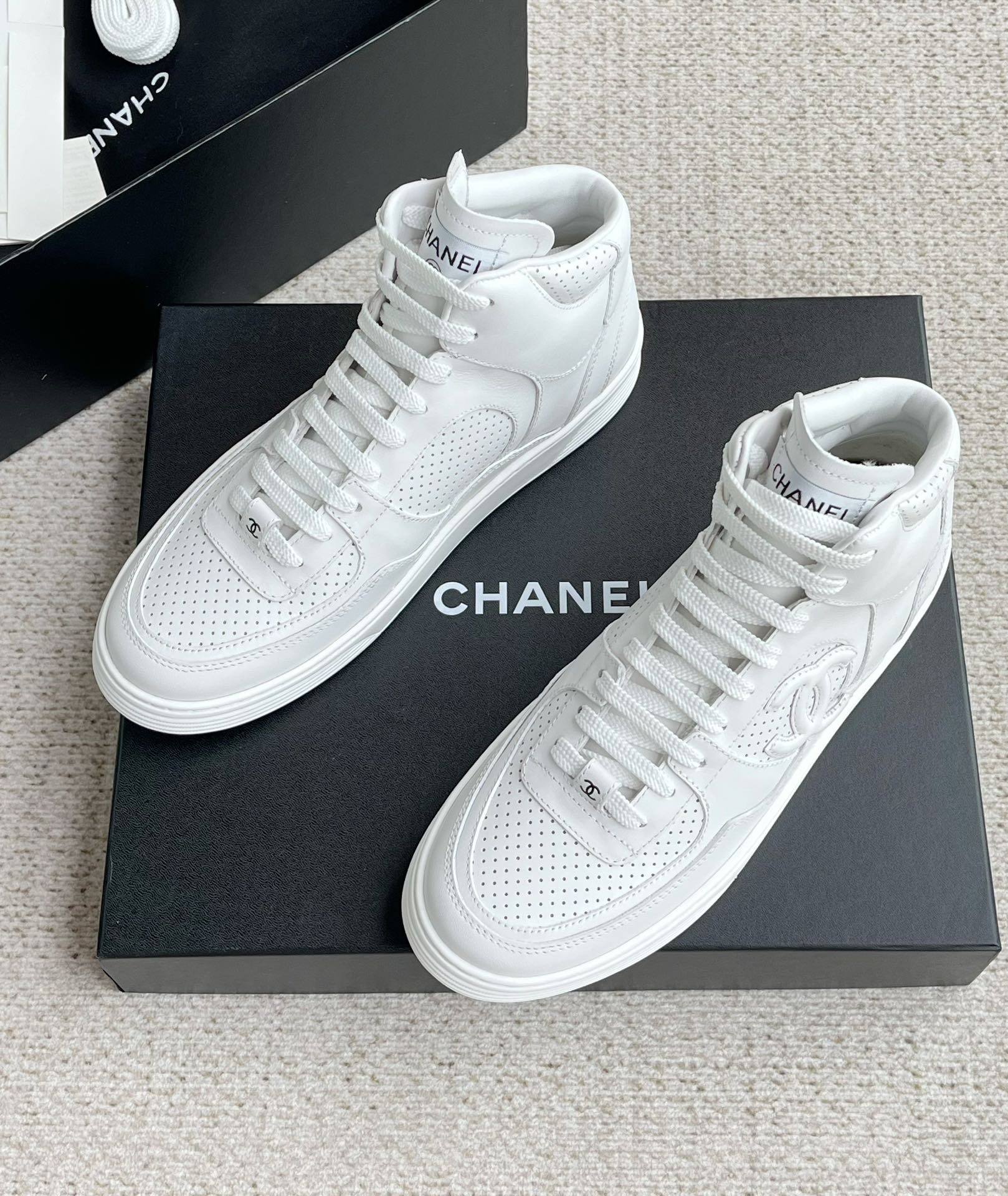 CHANEL 카프스킨&화이트 남성 스니커즈