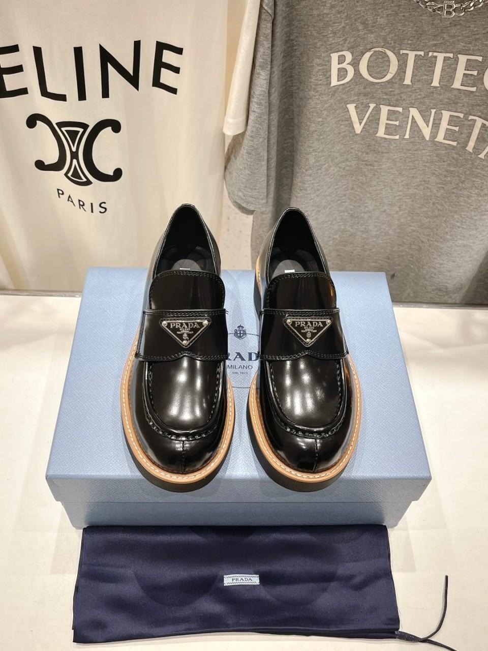프라다 24SS triangle-logo 로퍼