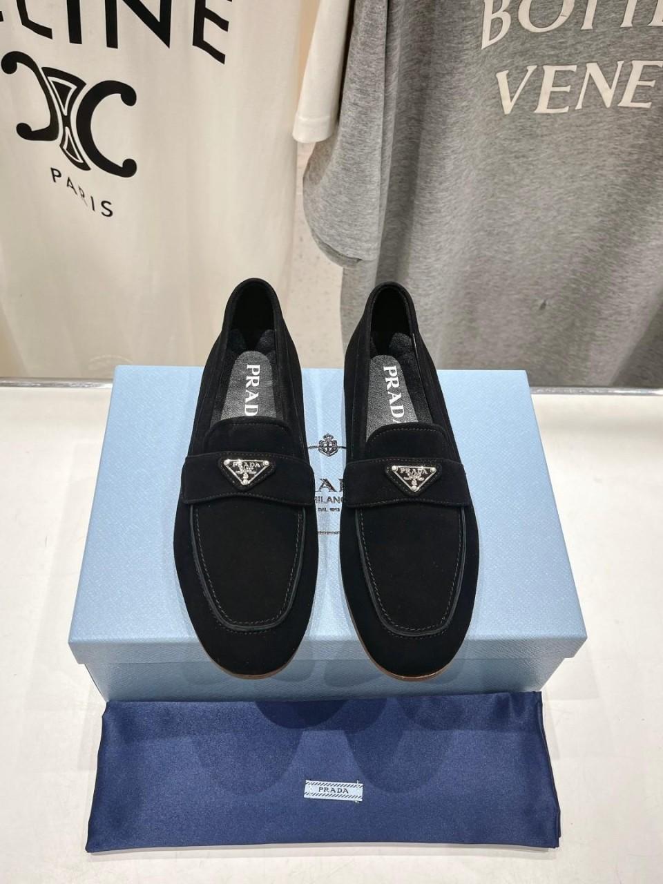 프라다 삼각로고 스웨이드 로퍼