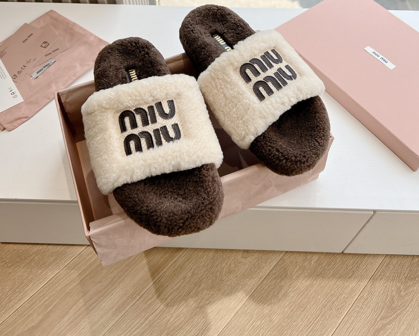 MIUMIU 24ss 신상 로고 퍼 뮬 슬리퍼