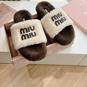 MIUMIU 24ss 신상 로고 퍼 뮬 슬리퍼