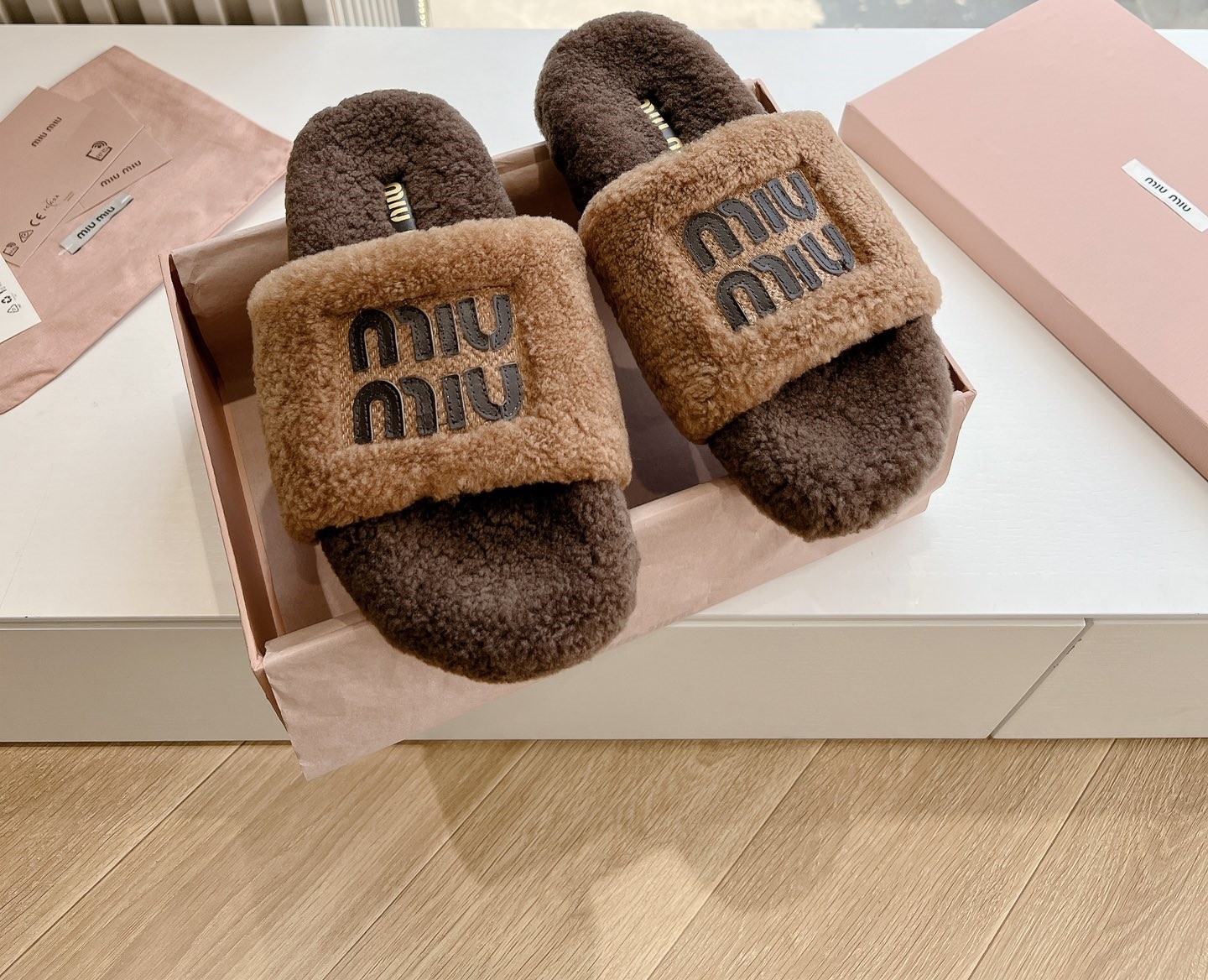MIUMIU 24ss 신상 로고 퍼 뮬 슬리퍼