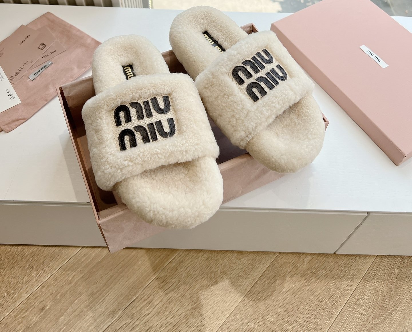 MIUMIU 24ss 신상 로고 퍼 뮬 슬리퍼