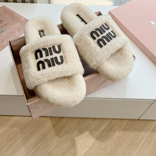 MIUMIU 24ss 신상 로고 퍼 뮬 슬리퍼