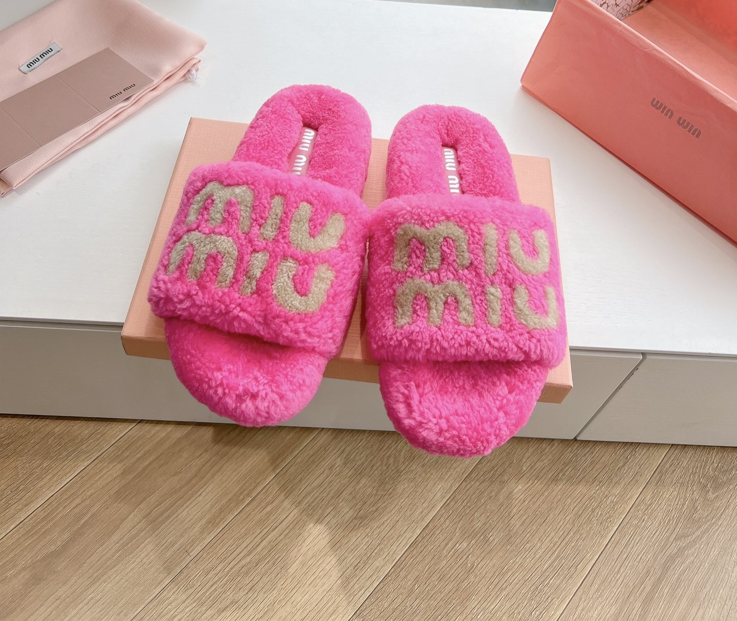 MIUMIU 24ss 로고 퍼 뮬 슬리퍼