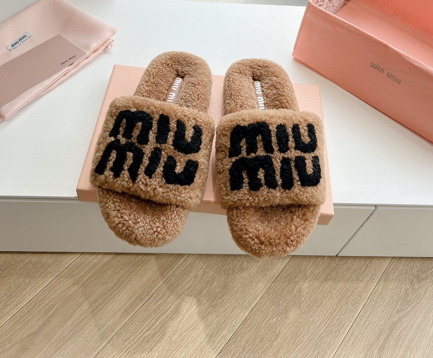 MIUMIU 24ss 로고 퍼 뮬 슬리퍼