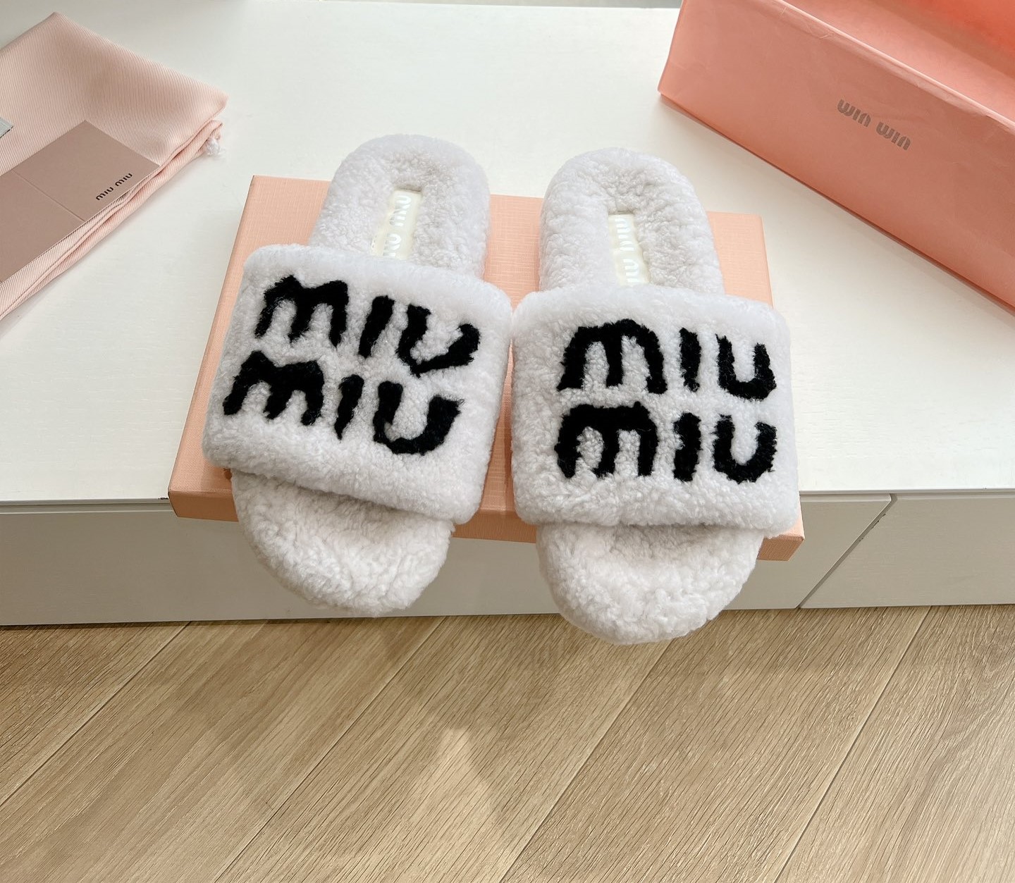 MIUMIU 24ss 로고 퍼 뮬 슬리퍼