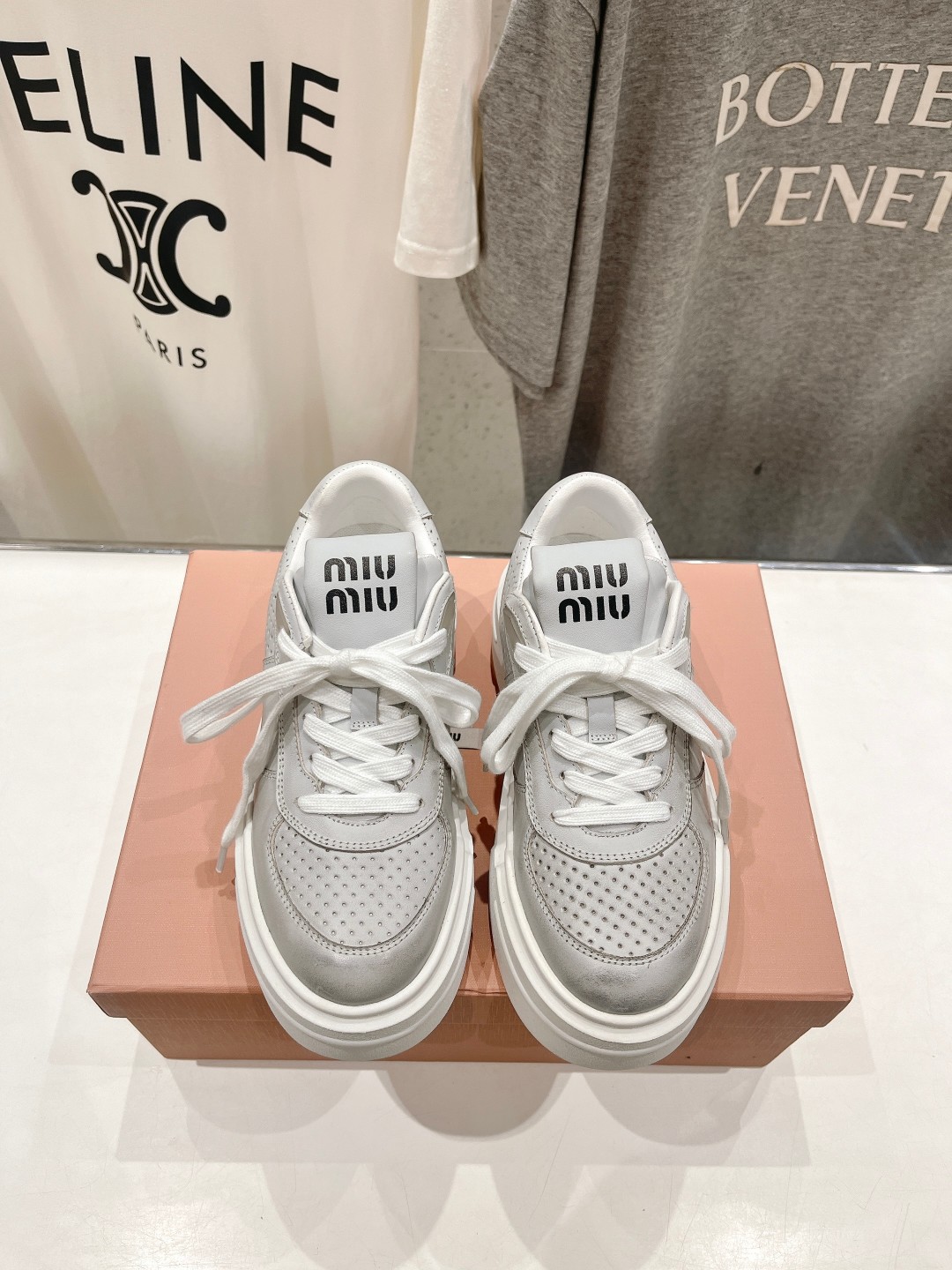 MIUMIU 24ss 블리치드 가죽 스니커즈