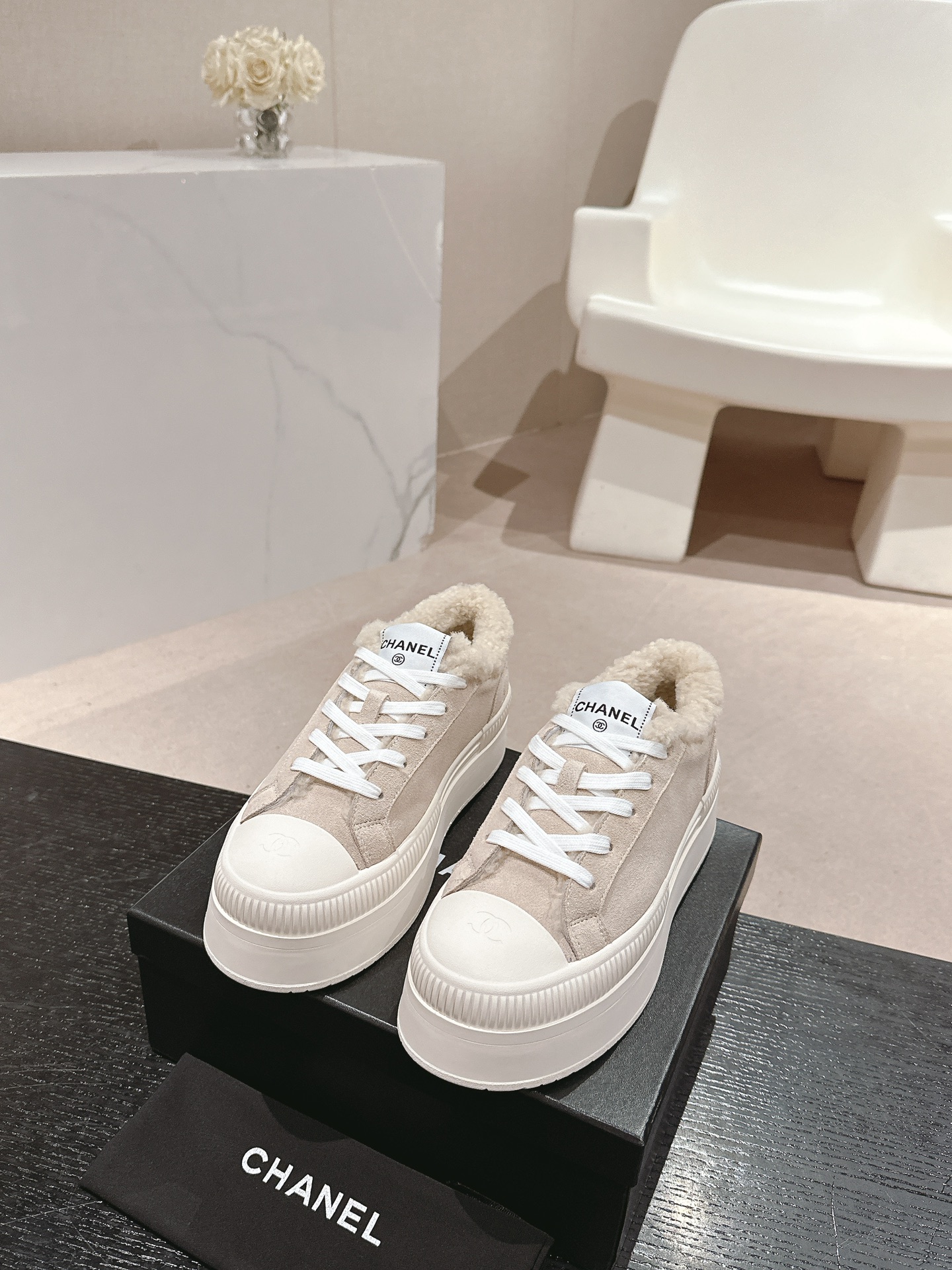 CHANEL|| 𝟐𝟎𝟐𝟒B 양털 퍼 스니커즈