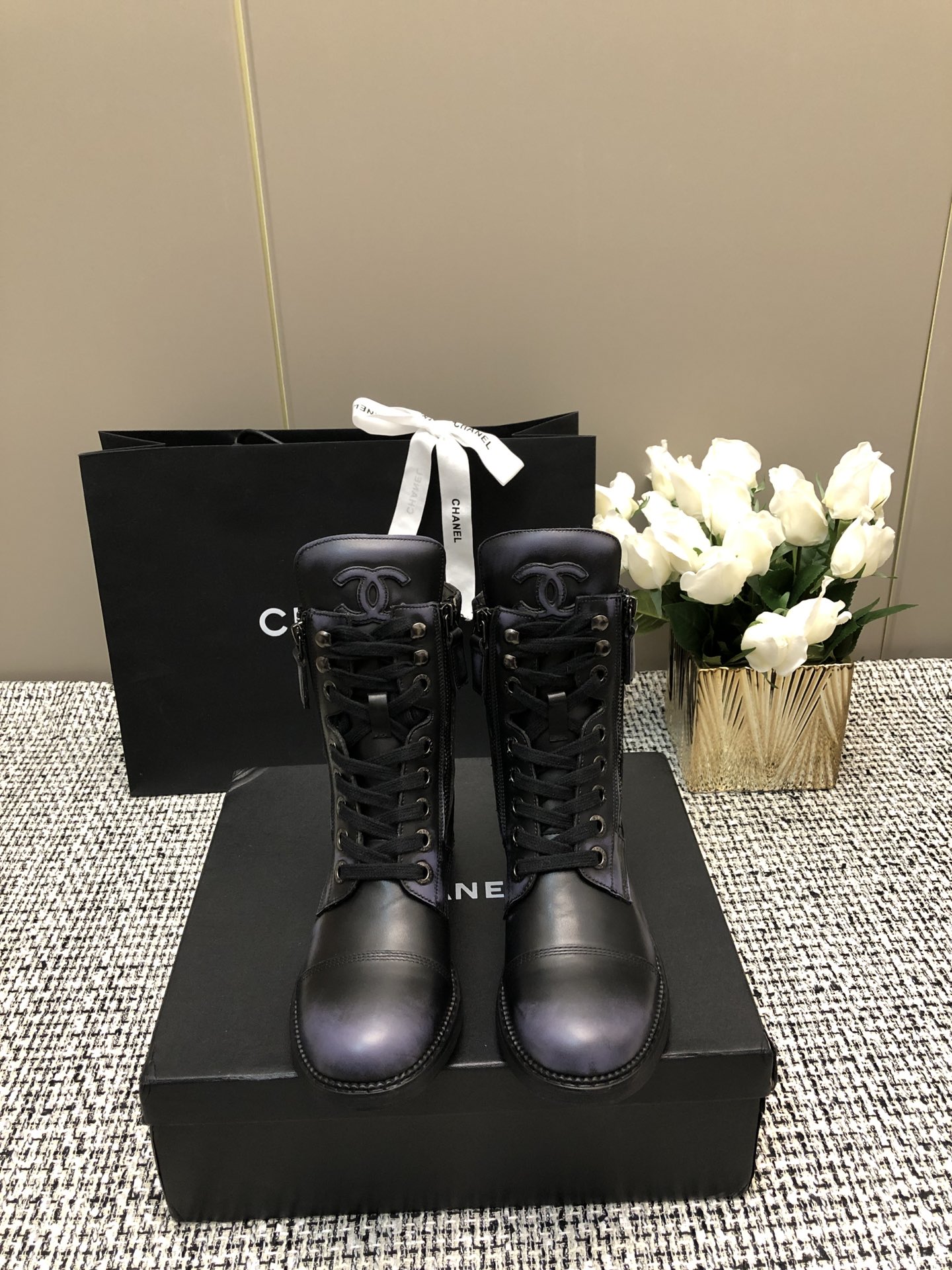 샤넬 CC 로고 레이스업 부츠