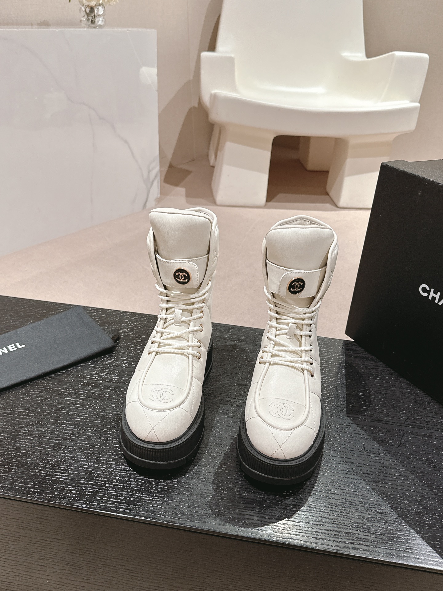 샤넬 𝟐𝟒B 레이스업 퀼팅 부츠