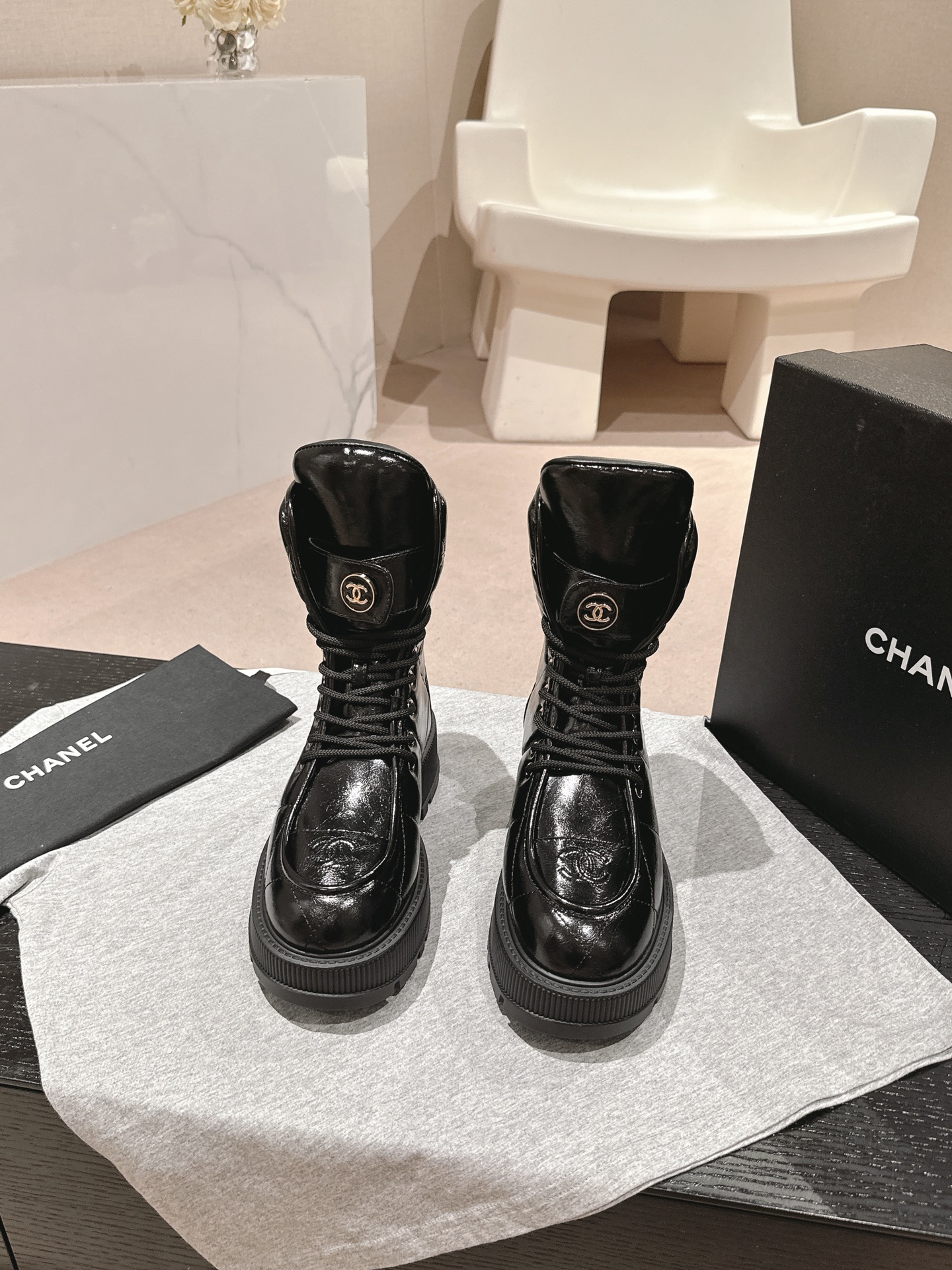 샤넬 𝟐𝟒B 레이스업 퀼팅 부츠