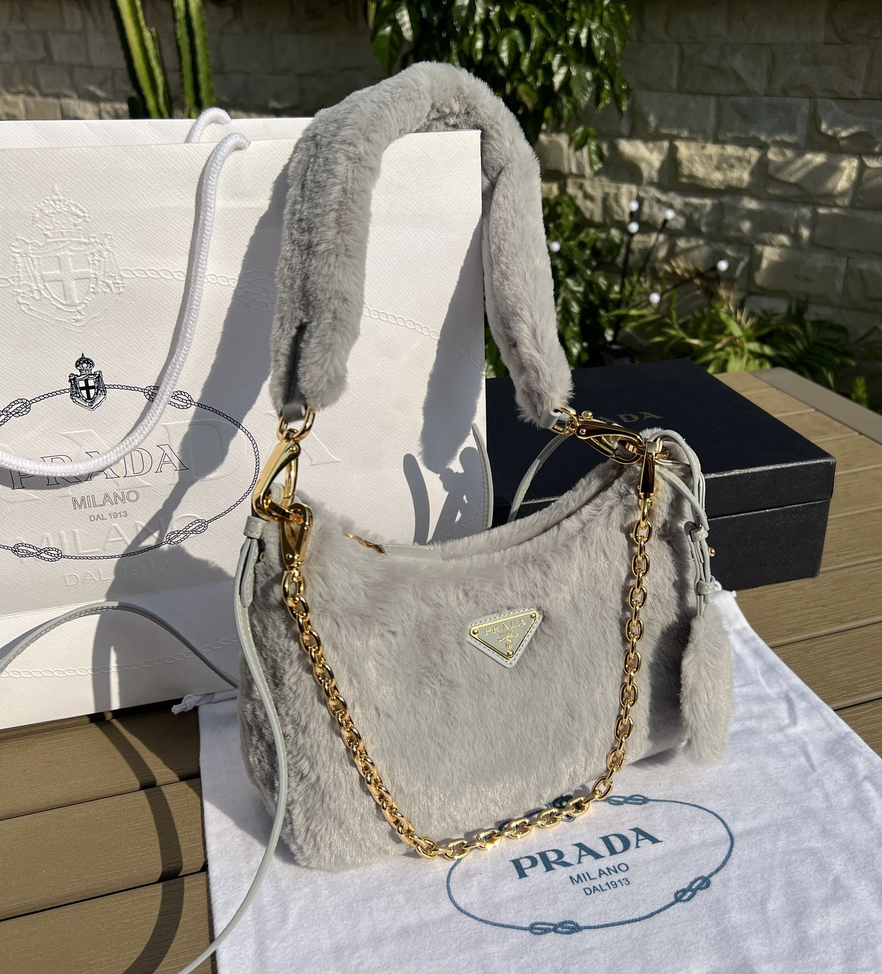 PRADA 프라다 리에디션 시어링 백
