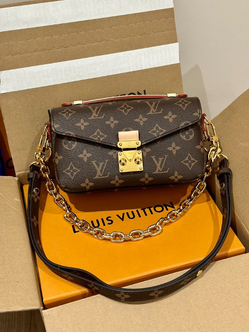 LOUIS VUITTON 루이비통 포쉐트 메티스 이스트 웨스트 모노그램 (해외최상급)