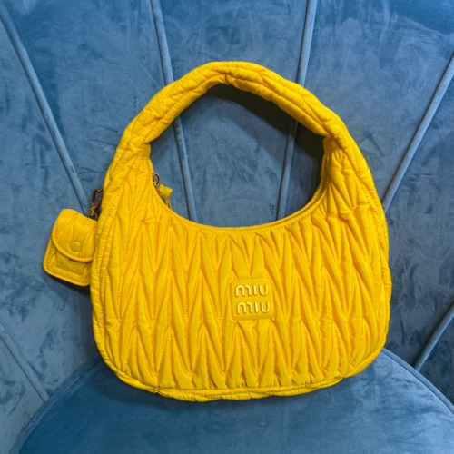 MIUMIU 마테라쎄 나파 가죽 호보백 5BC108