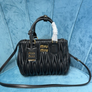 MIUMIU 마테라쎄 나파 가죽 핸드백 5BA259