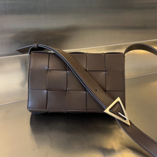 BOTTEGA VENETA 인테르치아토 레더 메신저 백 카세트백 708768