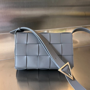 BOTTEGA VENETA 인테르치아토 레더 메신저 백 카세트백 708768