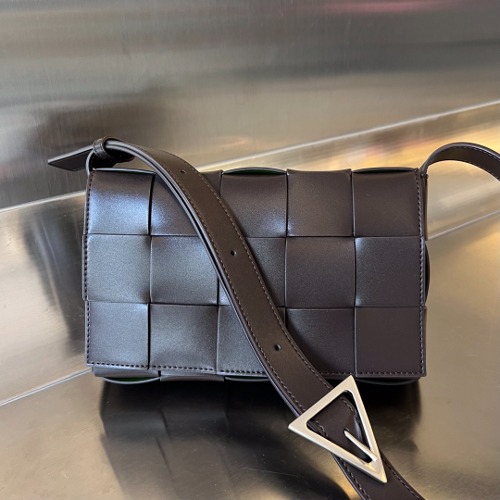BOTTEGA VENETA 인테르치아토 레더 메신저 백 카세트백 708768