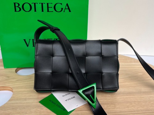 BOTTEGA VENETA 인테르치아토 레더 메신저 백 카세트백 708768