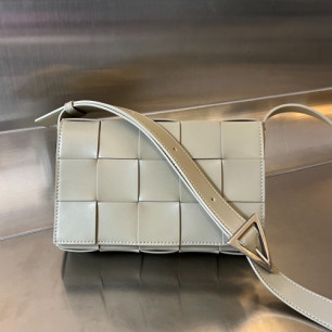 BOTTEGA VENETA 인테르치아토 레더 메신저 백 카세트백 708768