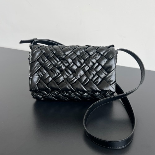 BOTTEGA VENETA 스몰 RUMPLE 럼플 메신저 백 787113