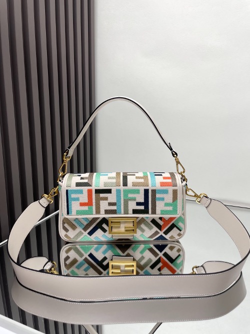 FENDI 멀티컬러 FF 바게트백 8BR600