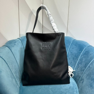 MIUMIU 엠보스드 로고 가죽 토트백 5BC117