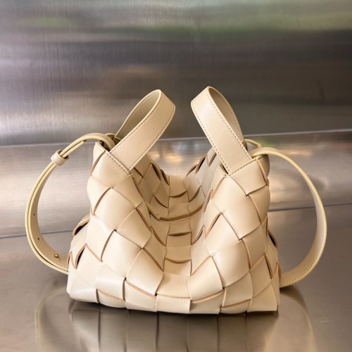 BOTTEGA VENETA 여성 인트레치아토 볼링 카세트 스몰 레더 숄더 백 755132