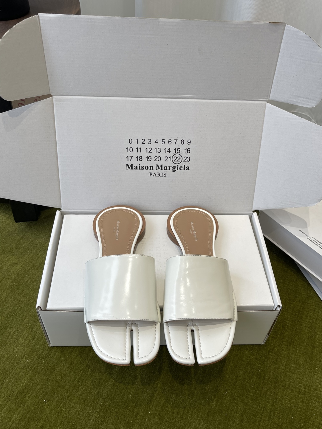 마르지엘라 26SS 타비 플랫 뮬