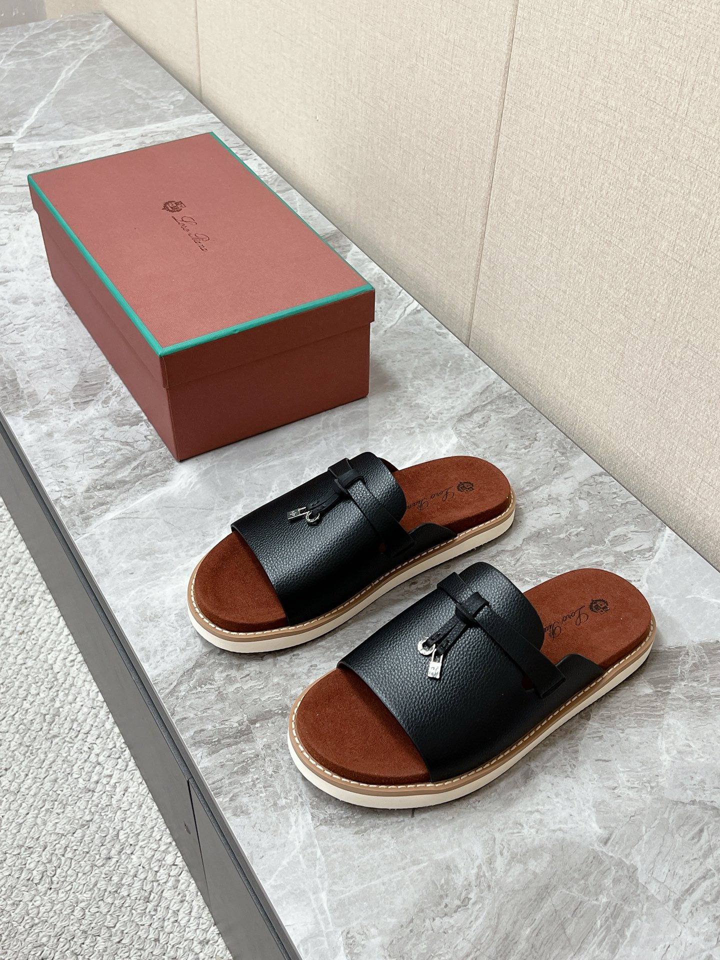 로로피아나 봄 여름 신상 캐주얼 샌들