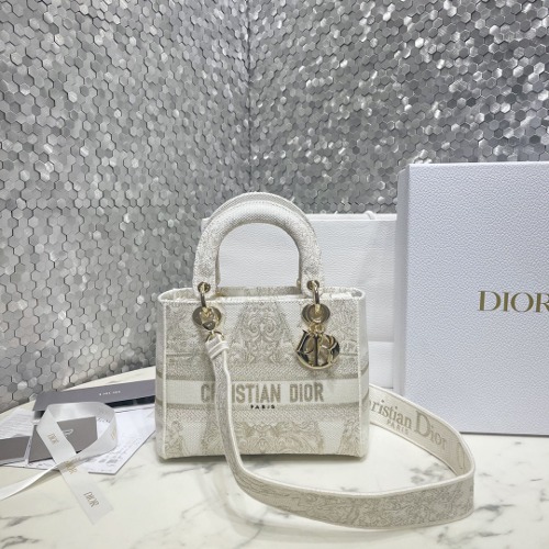 DIOR 레이디 디 라이트 백 미듐 M0565OECY