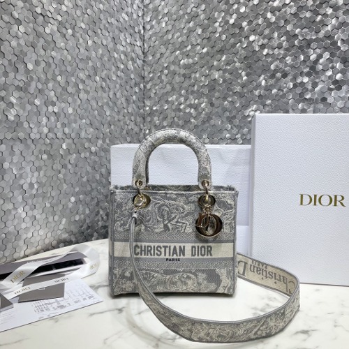 DIOR 레이디 디 라이트 백 미듐 M0565OECY