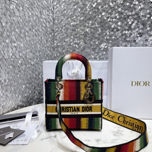 DIOR 레이디 디 라이트 백 미듐 M0565OECY