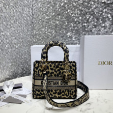 DIOR 레이디 디 라이트 백 미듐 M0565OECY