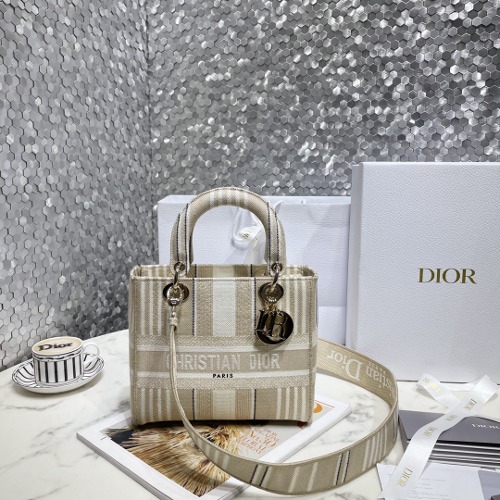 DIOR 레이디 디 라이트 백 미듐 M0565OECY