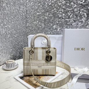 DIOR 레이디 디 라이트 백 미듐 M0565OECY