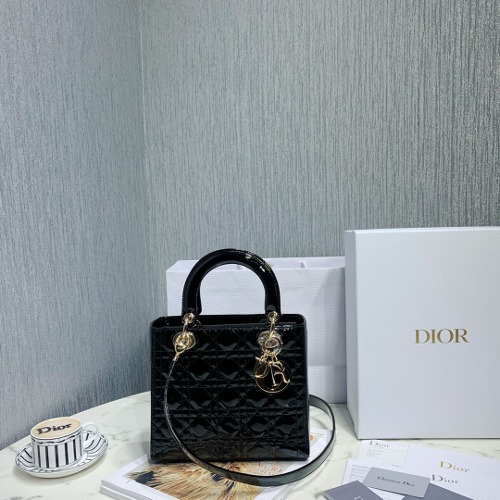 DIOR 페이던트 레이디 백 미디움 M0565OWCB