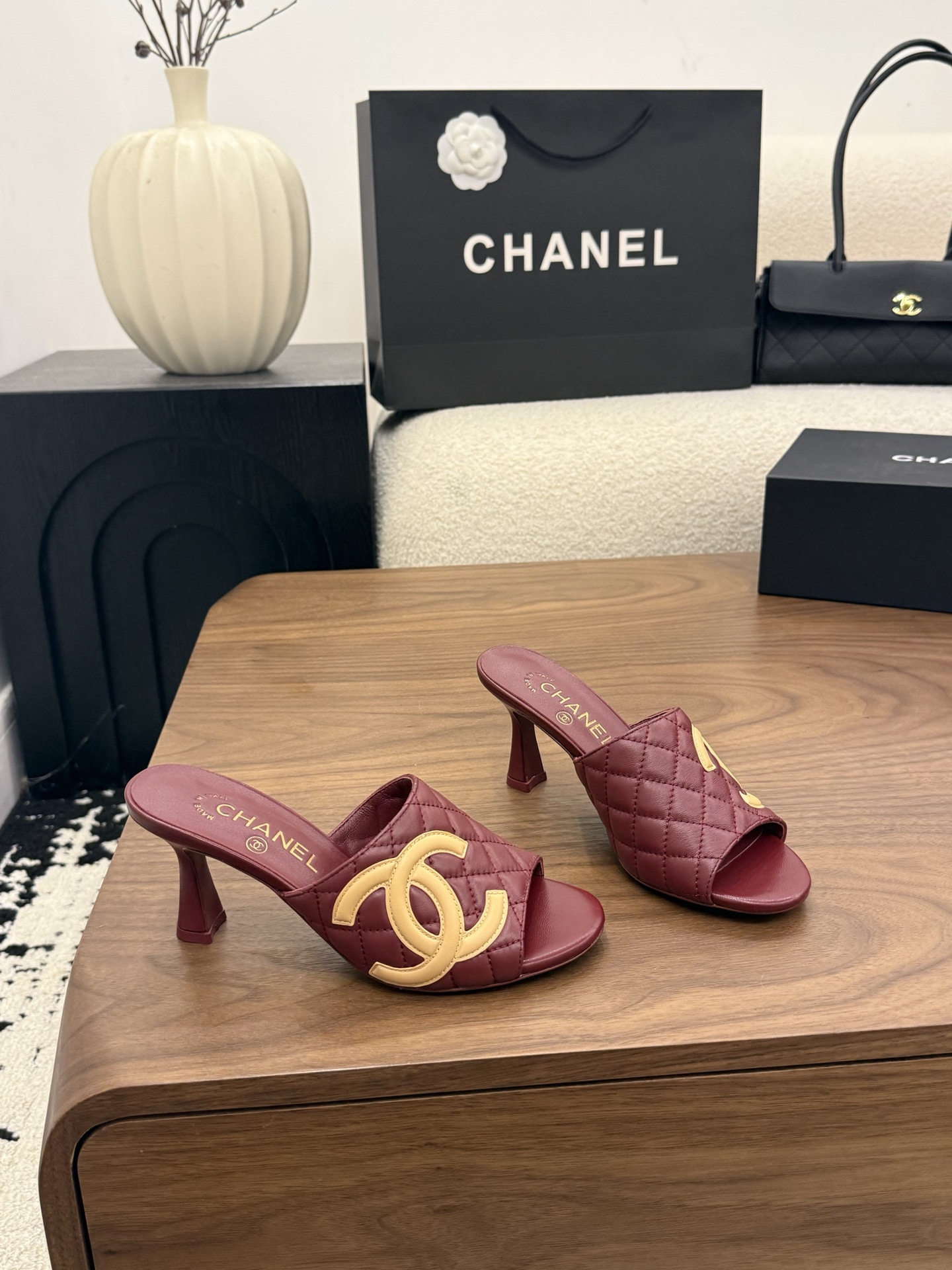 샤넬 2026 퀼팅 빅 C로고 힐 샌들 7.5cm