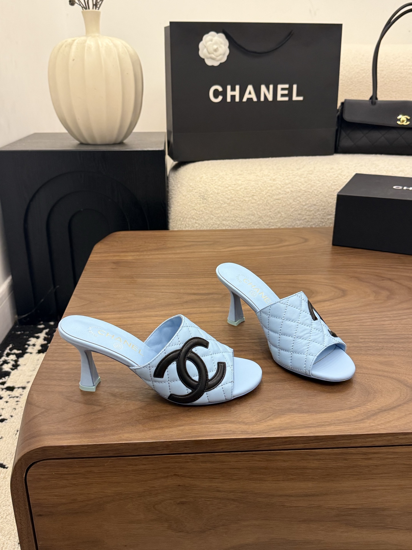 샤넬 2026 퀼팅 빅 C로고 힐 샌들 7.5cm