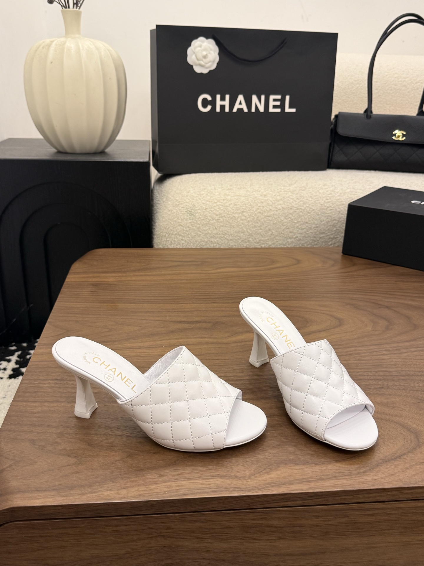 샤넬 2026 퀼팅 힐 샌들 7.5cm