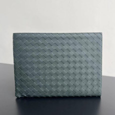 BOTTEGA VENETA 남성 하프 지퍼 파우치 인트레치아토 607479