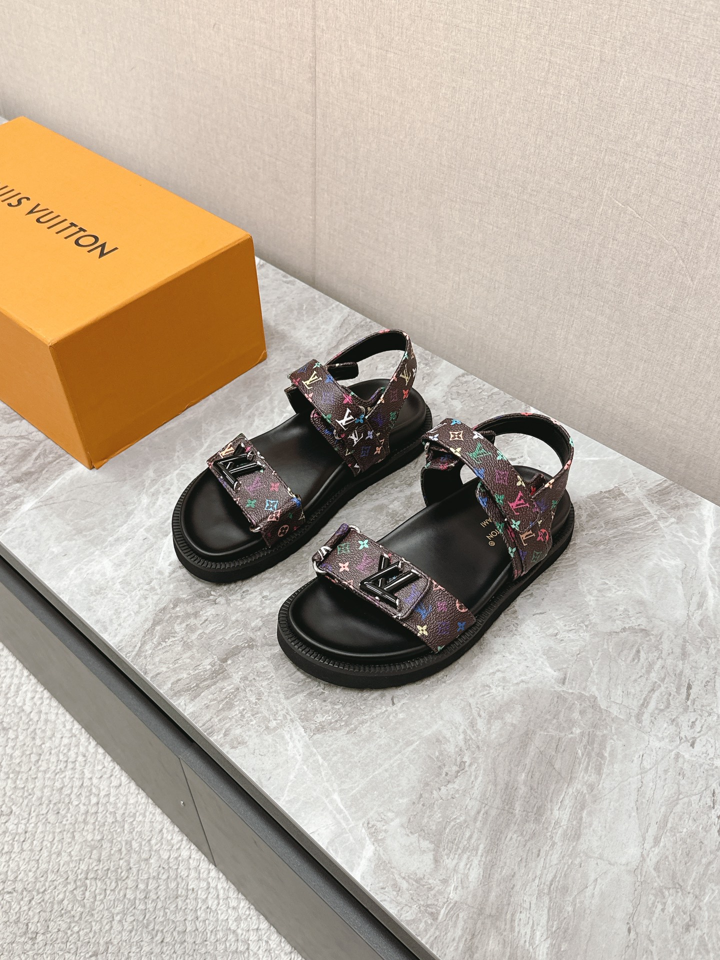 루이비통 x TM LV 선셋 플랫 컴포트 샌들