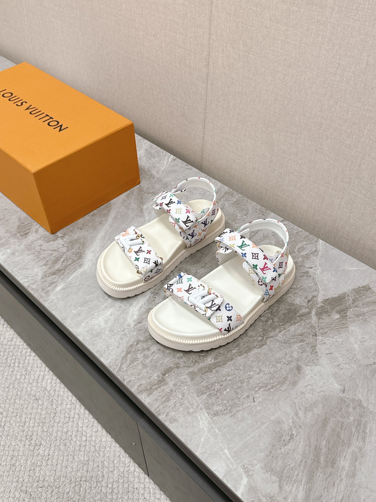 루이비통 x TM LV 선셋 플랫 컴포트 샌들