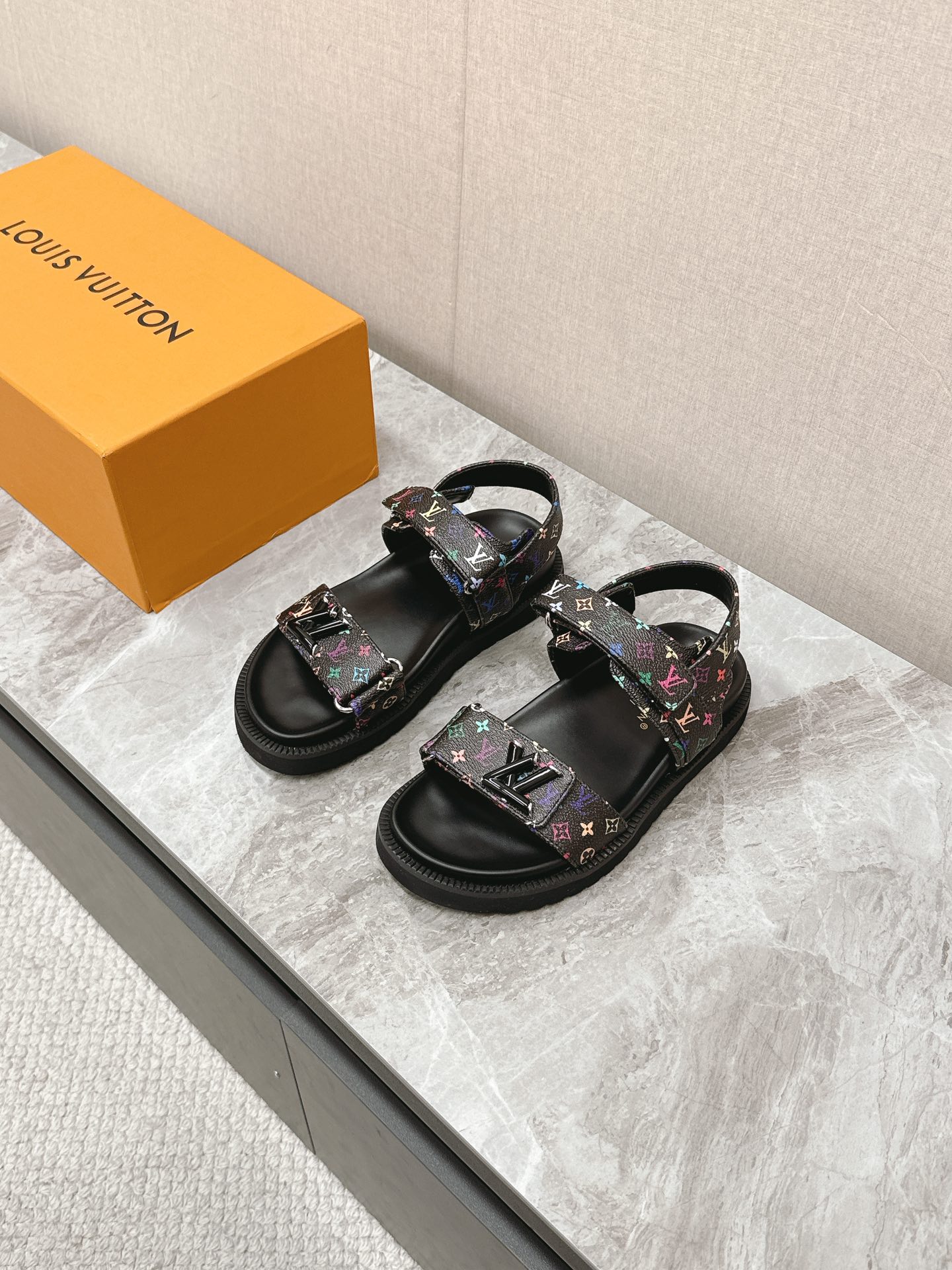 루이비통 x TM LV 선셋 플랫 컴포트 샌들
