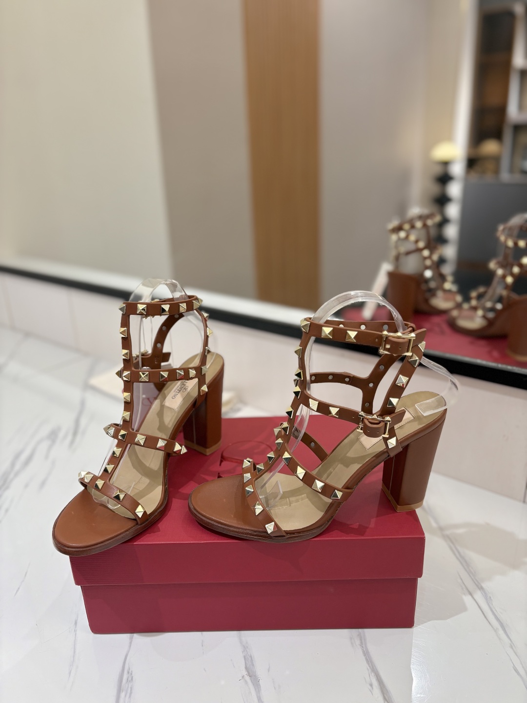 발렌티노 Rockstud 앵클 스트랩 샌들 9.0