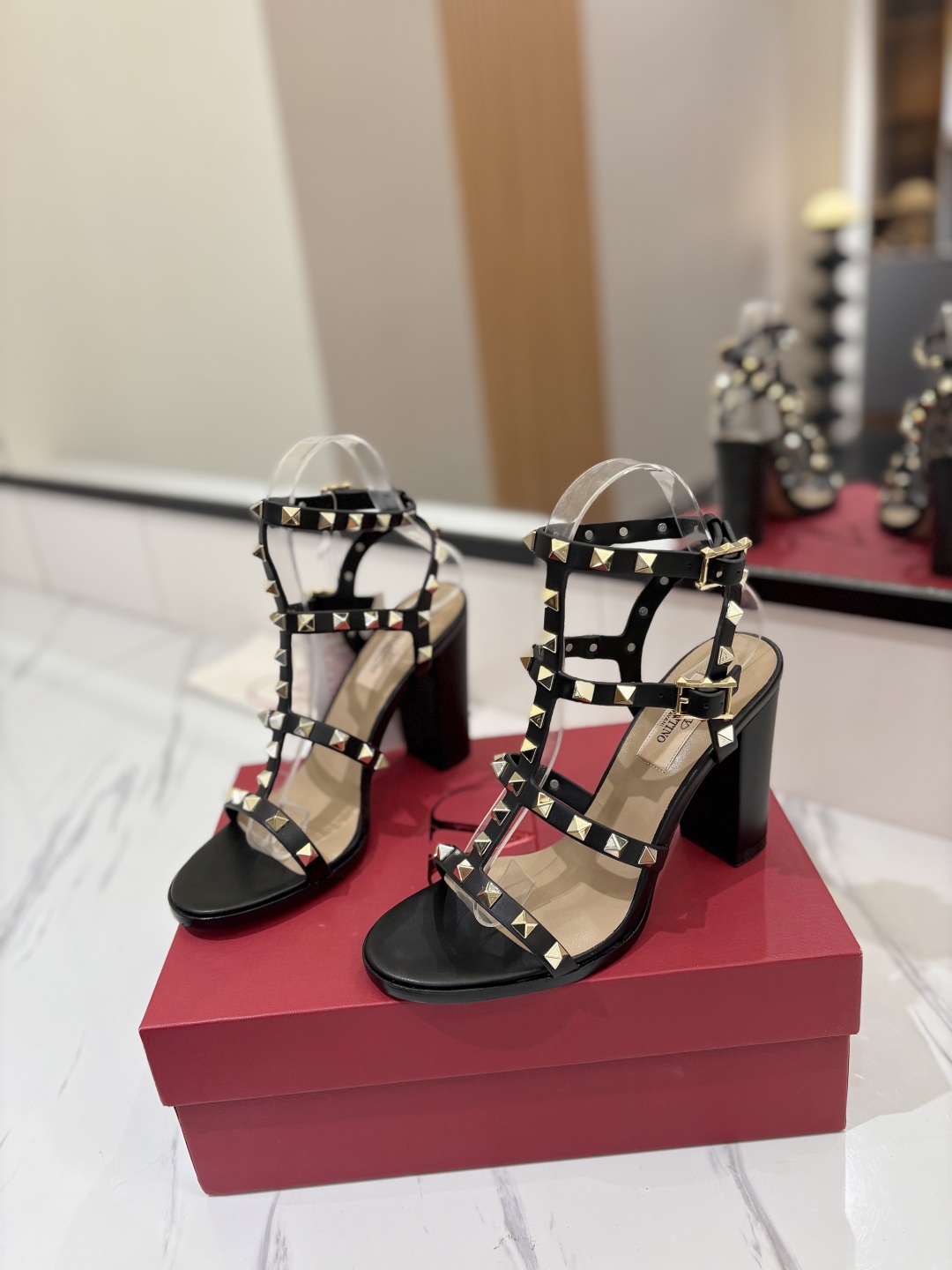 발렌티노 Rockstud 앵클 스트랩 샌들 9.0
