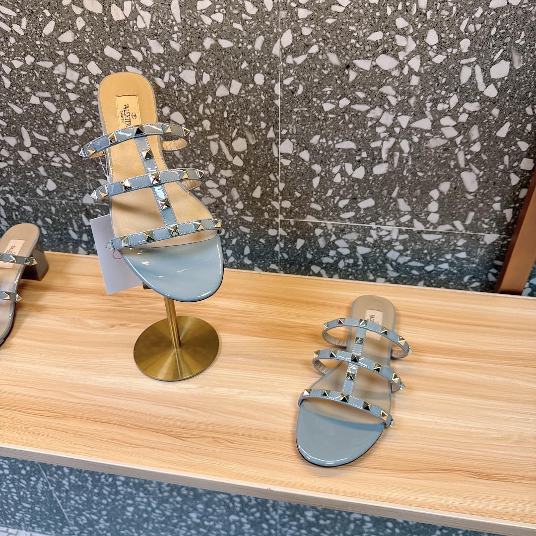 발렌티노 2025 락스터드 플랫 샌들