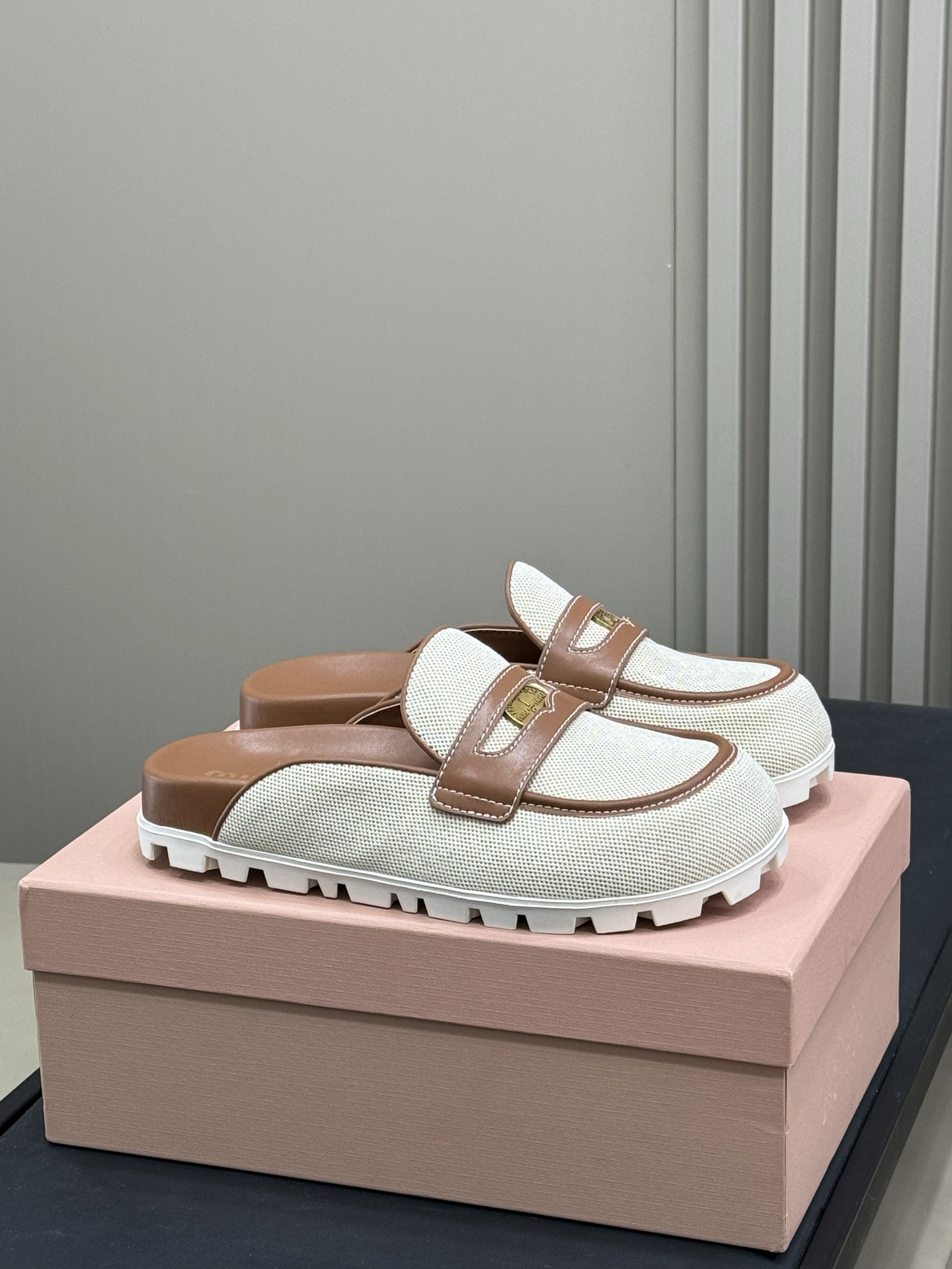 미우미우 캔버스 앤 레더 뮬
