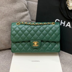 CHANEL 샤넬 클래식 미듐 플랩백 A01112